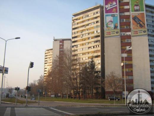 Izdajem jednosoban stan na dobroj lokaciji na Novom Beogradu
