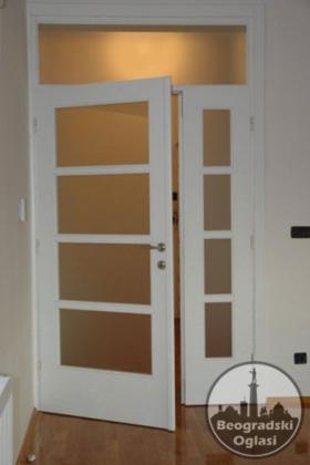 Sobna vrata sa prorezom za staklo