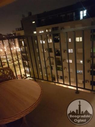 Izdajem namešten trosoban stan,Beograd.