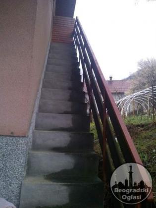 Hitno prodajem kuću i plac