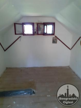 Vikendica sa placem pored kanala DTD