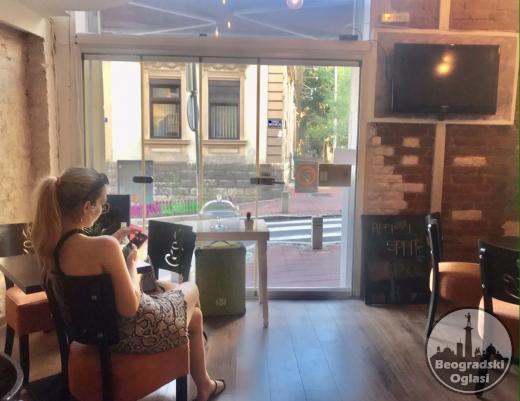 Izdajem opremljen lokal u strogom centru Beograda