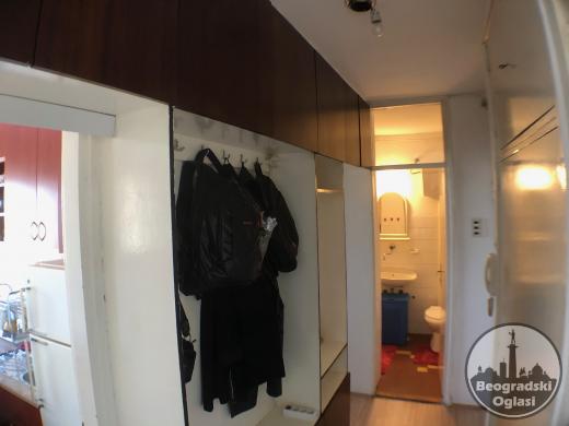 Renoviran stan, Novi Beograd, Blok 21, 45kvm plus velika terasa