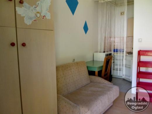 Izdajem nameštenu garsonjeru na Zvezdari