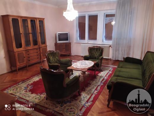 Izdajem dvosoban komforan stan na Savskom vencu