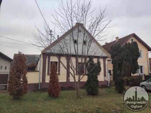 Prodaje se starija kuća u Mladenovu, kod Bačke Palanke