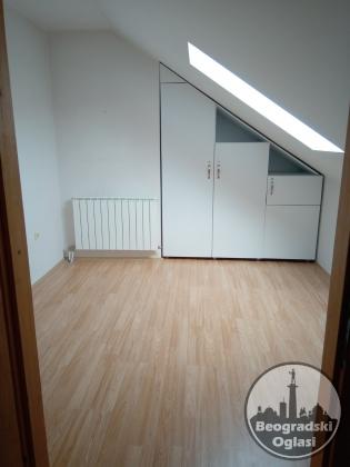 Odlicna lokacija,svetao,3.5-soban stan,4 sprat,lift