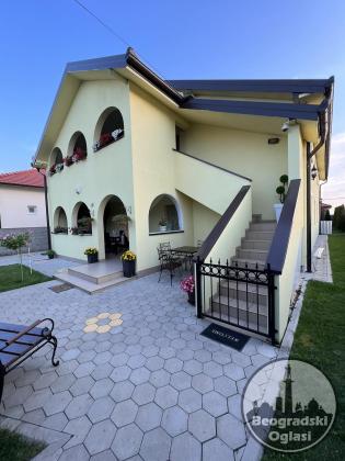Prodajem kucu u Starim Banovcima