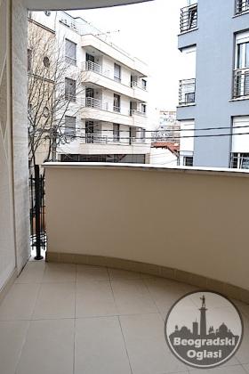 Izdavanje/Trosoban stan na Vracaru-Hram