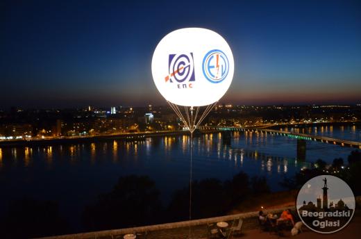 Cepelin, velike lopte,gigantski balon, reklama sa osvetljenjem iznad grada