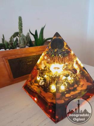 Orgonit piramida svetleca velika