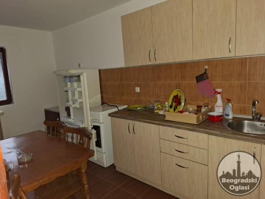 Izdajem 3 sobe u Zemunu