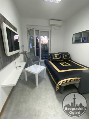 Izdajem nameštenu garsonjeru u širem centru Beograda