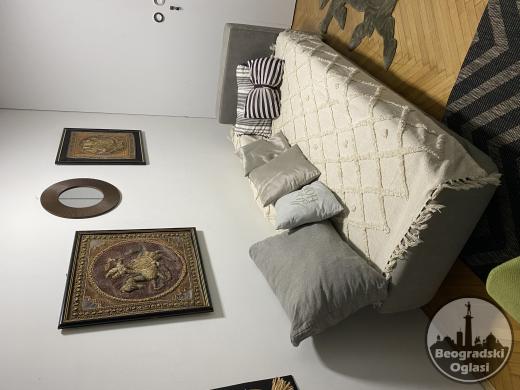 Izdajem renoviran stan u centru Beograda