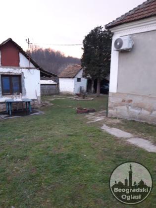Na prodaju kuca mali crljeni