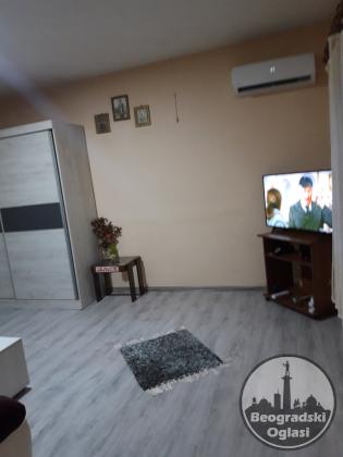 Na prodaju kuca mali crljeni