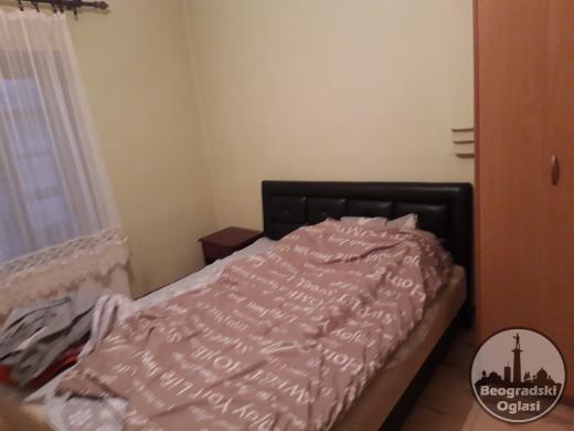 Na prodaju kuca mali crljeni