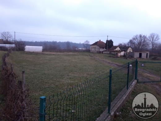 Na prodaju kuca mali crljeni