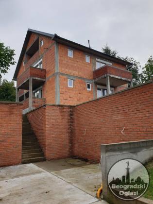 Prodajem kucu u centru Banje Vrdnik