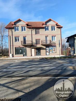 Zgrada sa placem od 61ar u surcinu