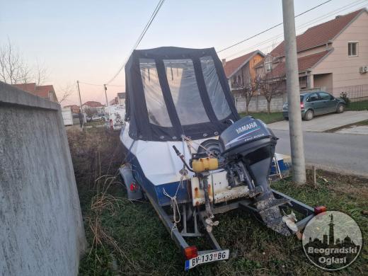 Prodajem camac sa motorom i prikolicom