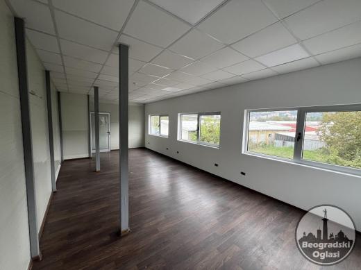 Izdajem magacin sa kancelarijama od 360m2 u Rakovici