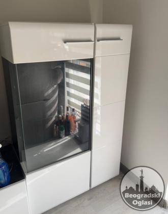 Prodaje se TV komoda sa 2 vetrine