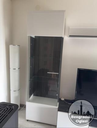 Prodaje se TV komoda sa 2 vetrine