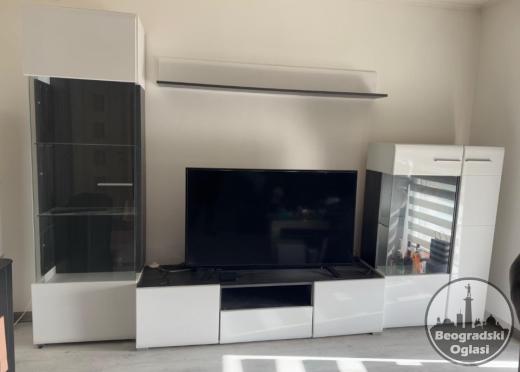Prodaje se TV komoda sa 2 vetrine
