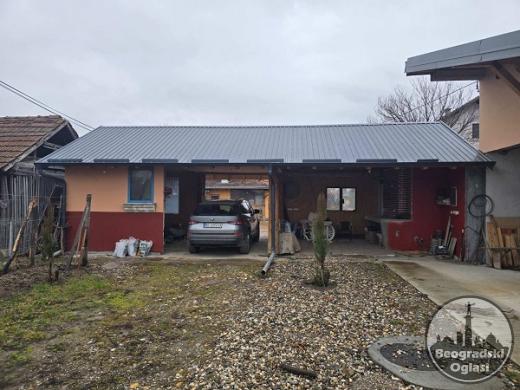 Prodajem domaćinstvo sa dva stambena objekta, Mrčajevci
