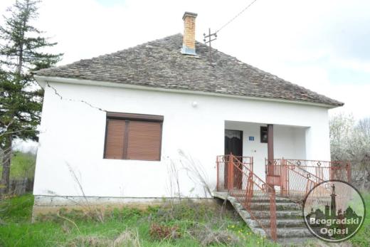 Seoska kuca sa pomocnim objektima u selu Tulari kraj Uba