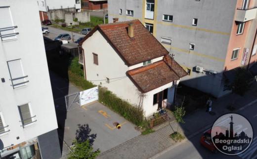 Useljiva kuca u samom centru Uba