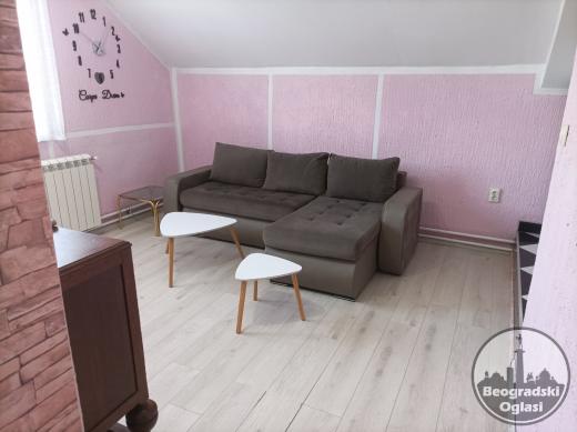 Namešten stan u kući, 50m2, na prvom spratu, zaseban ulaz