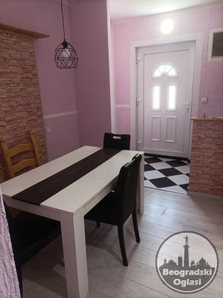 Namešten stan u kući, 50m2, na prvom spratu, zaseban ulaz