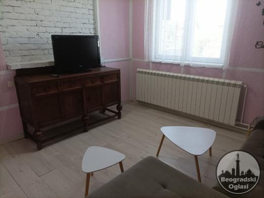 Namešten stan u kući, 50m2, na prvom spratu, zaseban ulaz